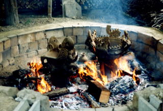 縄文土器の野焼き写真
